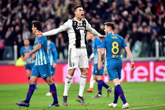 Cristiano Ronaldo (Juventus) se raduje ze své branky do sít Atlétika Madrid.