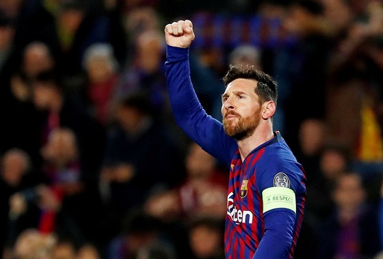 Lionel Messi z Barcelony se raduje po proměněné penaltě proti Lyonu.