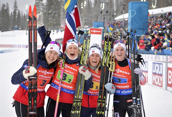 Vítězná norská štafeta. Zleva: Synnöve Solmedalová, Ingrid Tandrevoldová, Tiril...