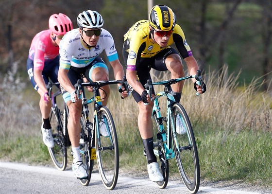 Alexej Lucenko z Astany (uprosted) bhem zvodu Tirreno Adriatico. Vpedu jede...