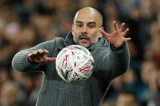 Trenér Manchesteru City Pep Guardiola chytá balon bhem zápasu FA Cupu proti...
