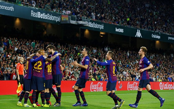 Hrái Barcelony se radují ze vsteleného gólu v zápase proti Betisu.