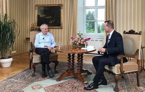 Prezident Miloš Zeman s ředitelem TV Barrandov Jaromírem Soukupem při natáčení...