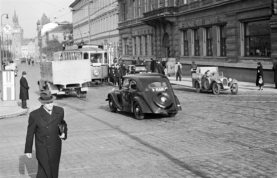 Levostranný provoz na praském nábeí u kavárny Slavia (1938)