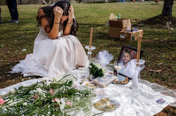 Sara Baluchová u hrobu svého snoubence Mohammada Sharifiho.