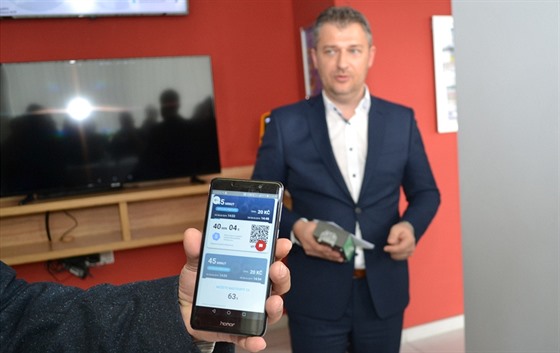 Dopravní podnik Ostrava nabízí novou mobilní aplikaci mojeDPO, v pozadí ředitel...