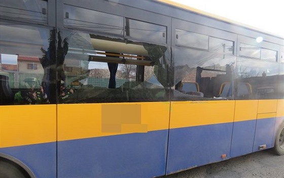 Autobusu se po boním stetu s pívsem traktoru v Moravské Nové Vsi rozbila...
