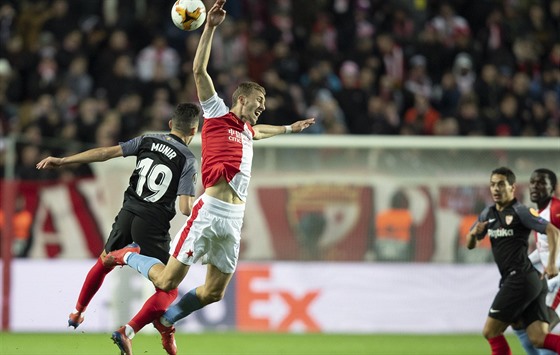 Slávista Tomá Souek ve vzduném souboji s  Munirem z FC Sevilla v osmifinále...