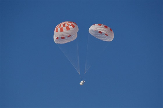 Test padákového systému Crew Dragonu simulující selhání jednoho padáku v březnu...