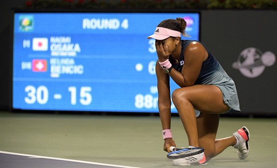 Frustrovaná Naomi Ósakaová v osmifinále turnaje v Indian Wells.