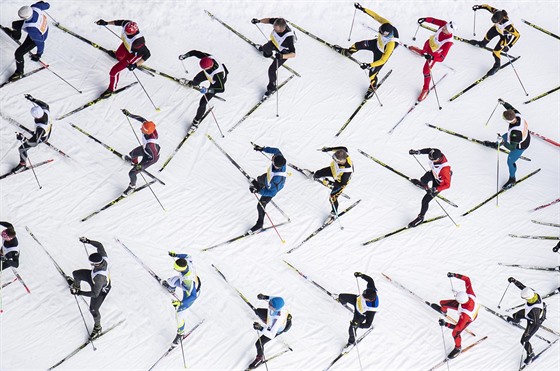 Momentka z Engadin Skimarathonu, dálkového závodu bc na lyích ve výcarsku.