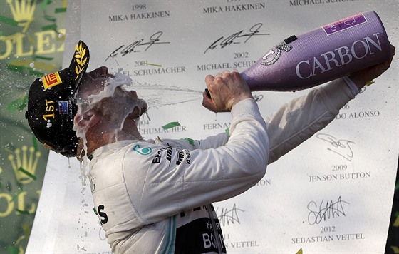 Valtteri Bottas slaví triumf ve Velké cen Austrálie formule 1.