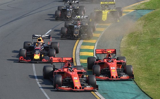 Sebastian Vettel a Charles Leclerc z Ferrari po startu Velké ceny Austrálie...
