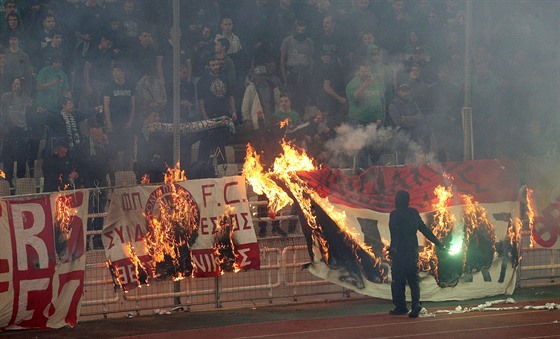 Pálení vlajky pi souboji eckých arcirival Panathinaikosu a Olympiakosu.