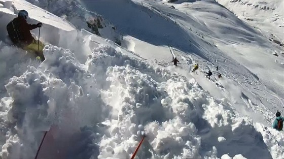 Lyai v Rakousku natoili, jak je strhla lavina (19.3.2019)