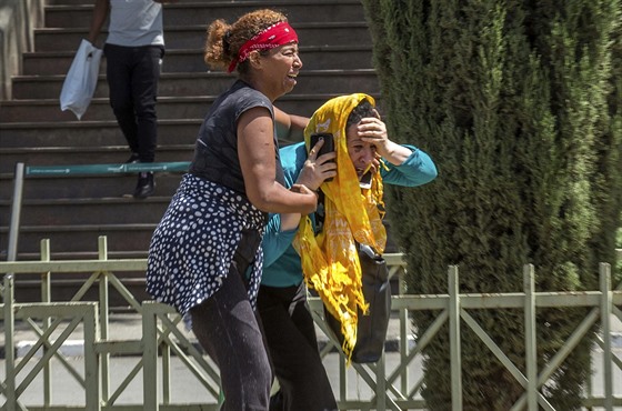 Lidé na letiti v etiopském hlavním mst Addis Abeb dostávají zprávy o...
