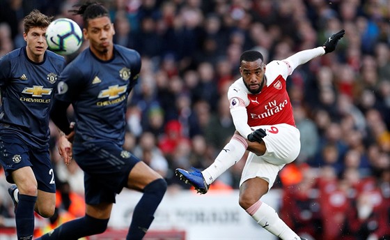 Alexandre Lacazette z Arsenalu vypálil pes obránce Manchesteru United Chrise...