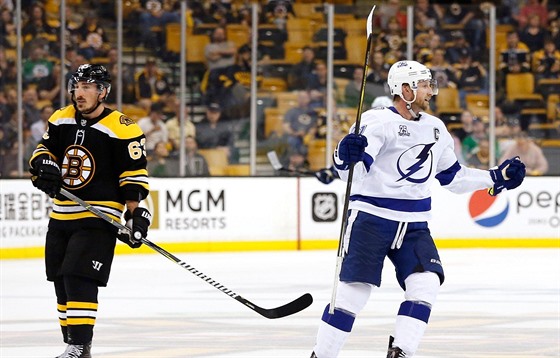 Hokejista Brad Marchand z Boston Bruins (vlevo) a Steven Stamkos z Tampa Bay...