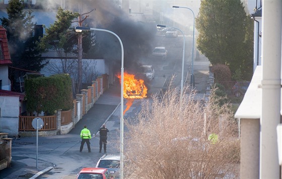 Ve stedu ráno v praských Vokovicích hoelo auto. (13. 3. 2019)