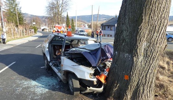 Tragická nehoda, pi které narazil vz se temi nepipoutanými lidmi do stromu a mladý idi se spolujezdcem na míst zemeli, poslala Jeseník na chvost ebíku bezpenosti silnic.