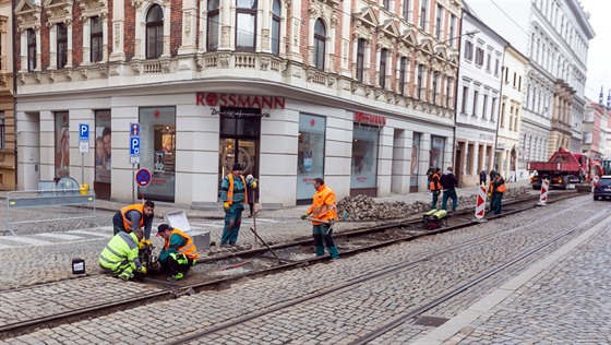 V olomoucké ulici 8. kvtna dlníci od pátku do nedle opravovali tramvajovou...