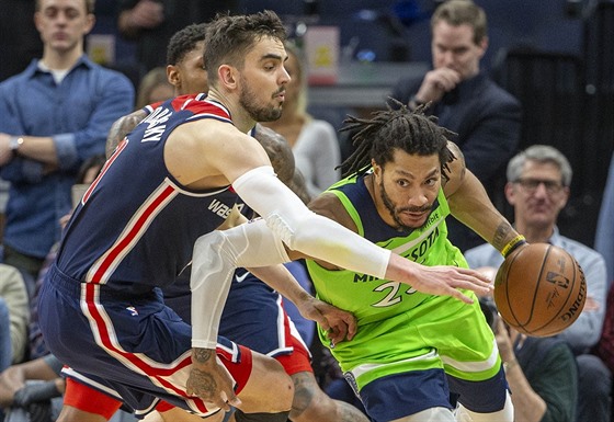 Tomá� Satoranský (vlevo) z Washingtonu brání Derricka Rose z Minnesoty.