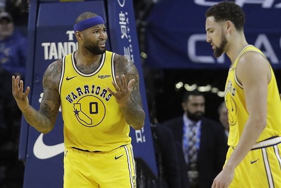 DeMarcus Cousins (vlevo) a Klay Thompson rozladní z výkonu svého Golden State...