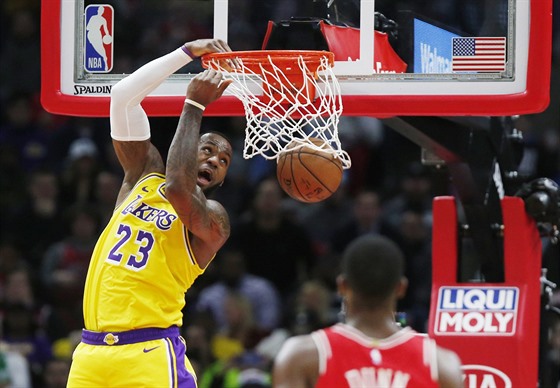 LeBron James (23) z LA Lakers smeuje na chicagský ko, sleduje ho Kris Dunn.