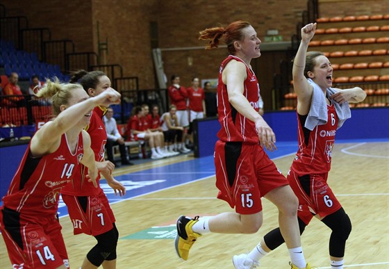 Královéhradecké basketbalistky slaví výhru v Nymburce.