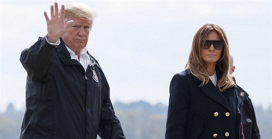 Prezident Donald Trump a jeho manželka Melania Trumpová po návštěvě míst, kde...