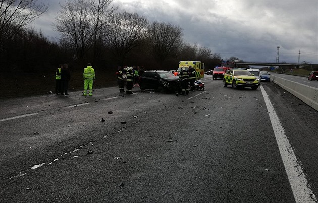 Dálnici D6 na Kladensku blokovala nehoda, čelně se střetlo auto s náklaďákem