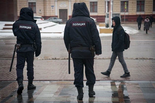 Vzácný verdikt. Soud v Rusku přiznal pozůstalým po oběti mučení vysoké odškodné