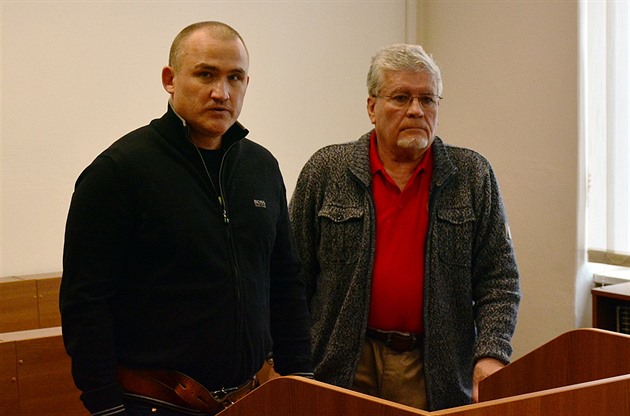 Kurýr Tomkiewicz (vlevo) ped soudem ve spolenosti tlumoníka do Poltiny