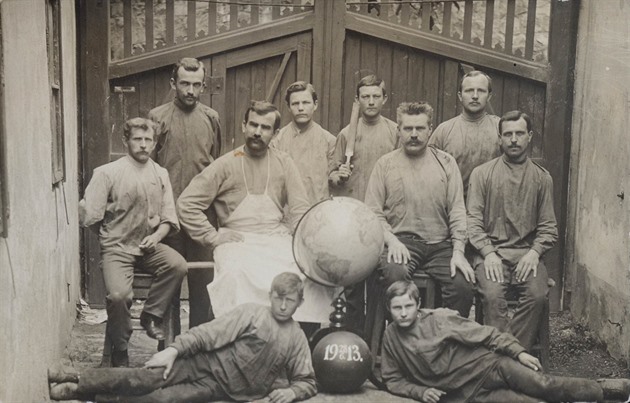 Dělníci z továrny u Felklů na skupinové fotografii z roku 1913