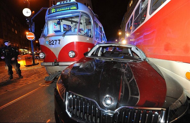 V Lazarské ulici se zaklínilo osobní auto mezi dv tramvaje, hasii museli...