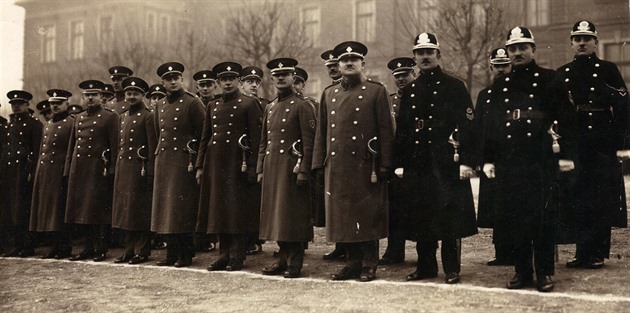 Policisté Policejního komisaství Cheb a etníci na spoleném nástupu. Tito...