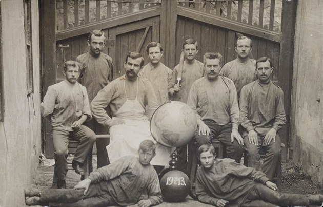 Dlníci z továrny u Felkl na skupinové fotografii z roku 1913