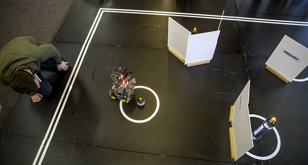 Osmý roník RoboRave, sout robot ve sfoukávání plamene.