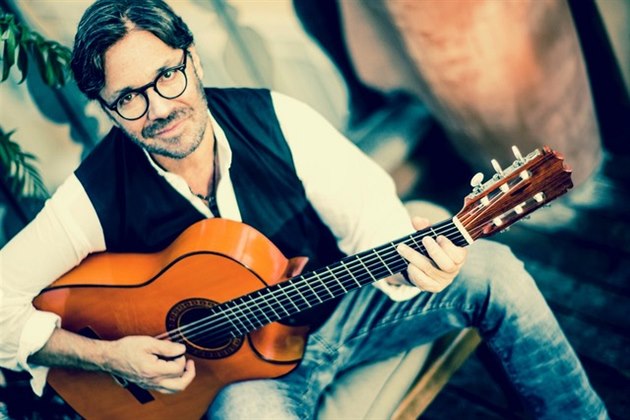 Americký jazzový kytarista a dritel ceny Grammy Al Di Meola.