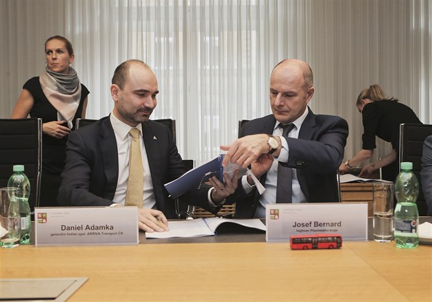 Podpis smlouvy o provozování autobusové dopravy mezi Plzeským krajem (vpravo...