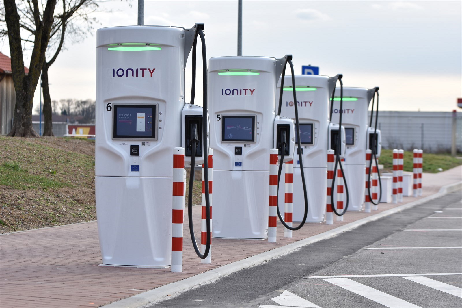 Skupina p�evá�n� n�meckých automobilek vytvo�ila spole�ný joint venture IONITY, jeho cílem je vytvo�it do roku 2020 po celé Evrop� sí� rychlonabíjecích stanic pro elektrická auta. �leny podniku jsou BMW, Daimler, Ford a koncern VW.