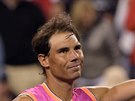 Rafael Nadal zdraví publikum v Indian Wells po suverénní výhe ve druhém kole.