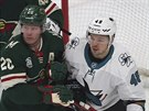 Ryan Suter z Minnesoty brání Tomáe Hertla (vpravo) ze San Jose.