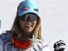 Mikaela Shiffrinová drí malý kiálový glóbus za superobí slalom.