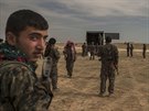 Vojáci SDF se pipravují na rozsáhlou ofenzívu proti posledním pozicím...