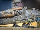 Odstavený a ásten odstrojený vrtulník AH-64A Apache