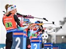 Norská biatlonistka Ingrid Landmark Tandrevoldová na stelnici bhem tafety na...