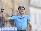 Dánský cyklista Jakob Fuglsang slaví vítzství v páté etap závodu...