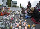 Lidé se v novozélandském Christchurchi louí s obmi teroristického útoku....