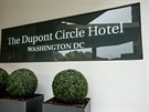 Lesin odjel do hotelu Dupont Circle a najal si tam apartmá za 1200 dolar.